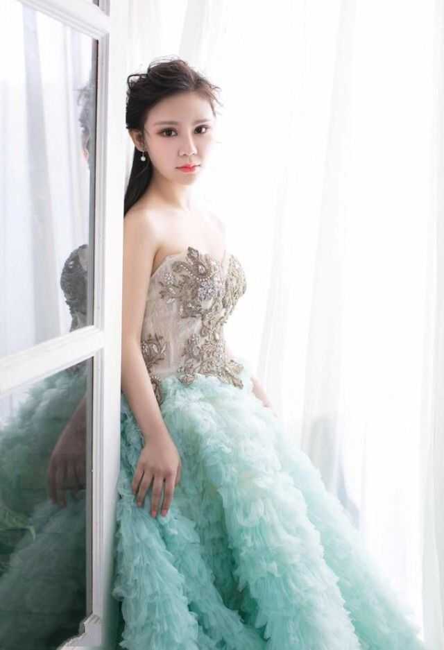 高颜值艺校反差小美女郝伊樊高价V信与土豪视频聊天[43P/6V/380M]（4）